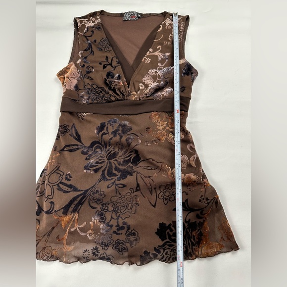 Velvety floral pattern flattering tank with tie in back. V neck. Size M juniors - Picture 9 of 10